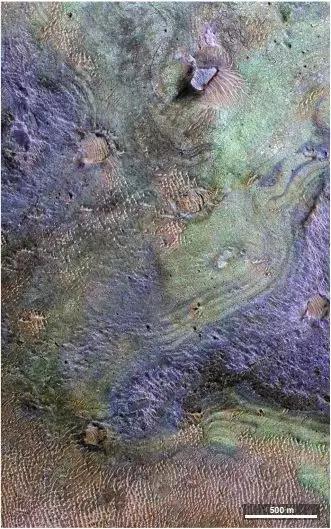 来自HiRISE（高分辨率成像科学设备）的高分辨率图像，其上叠加了CRISM（火星专用小型侦察影像频谱仪）的伪色合成图。Jakosky & Edwards