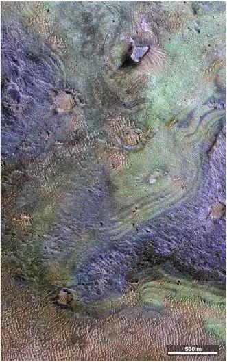 来自HiRISE(高分辨率成像科学设备)的高分辨率图像,其上叠加了CRISM(火星专用小型侦察影像频谱仪)的伪色合成图。Jakosky &; Edwards