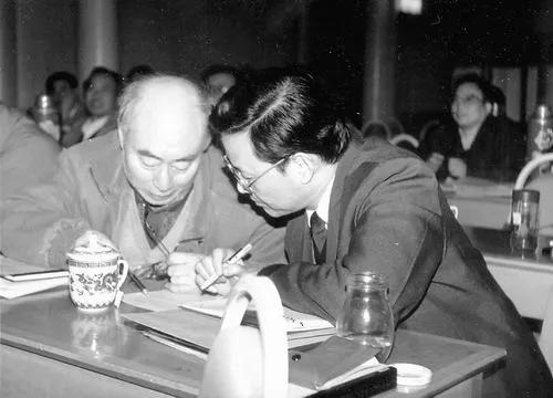 1998年4月，杜祥琬和于敏（左）在“863”计划激光专家组会议上讨论问题。杜祥琬供图