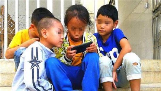 面对手机游戏，农村孩子往往毫无抵抗力。