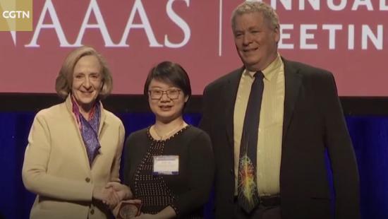 图丨 AAAS 将 2018 年度纽科姆·克利夫兰奖奖章交到中国科学技术大学教授、量子科学实验卫星量子纠缠源分系统主任设计师印娟手中（来源：CGTN）