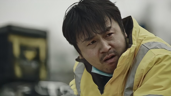 我们只是一群提供劳动力而赚取服务费用的工具人。一单挣的钱，比骑手跑一单外卖的佣金都少。