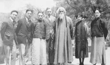 图注:泰戈尔访华期间与徐志摩(右一)、林徽因(右二)等人合影