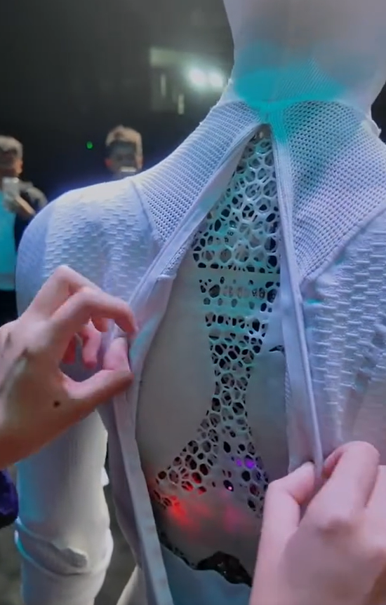 机器人长耳朵了?网友吵翻!何小鹏回应机器人里藏真人