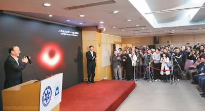 4月10日，中科院在上海发布人类史上首张黑洞照片。

　　新华社记者 方 喆摄