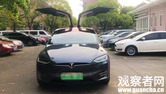 N女士发生故障的Model X,原为停放在经销店内的展车
