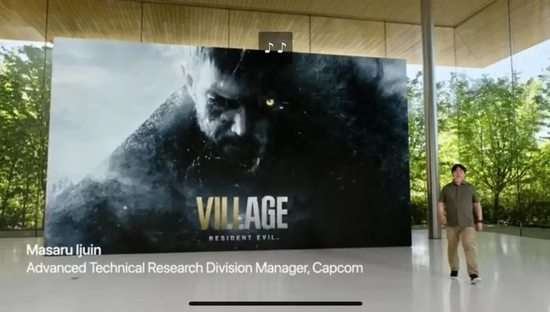 图：Capcom高级技术研究部经理ljuin在为游戏做介绍