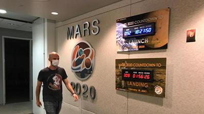  ▲新冠肺炎疫情并未拖住美国火星探测的步伐。图为NASA内的火星着陆倒计时牌（图片来自NASA）