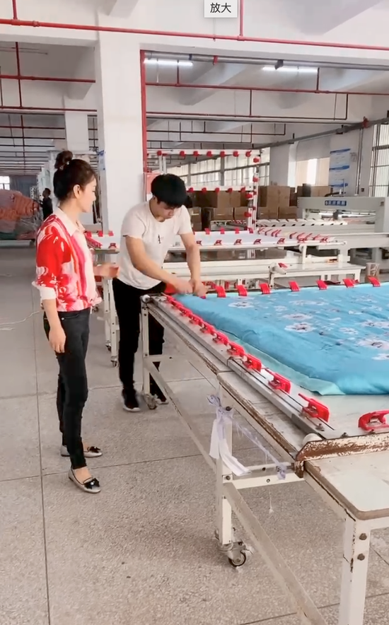 图源：威姐家纺创始人威姐在工厂车间。