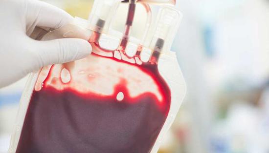 医护人员调整血袋。（图源：Getty Image）