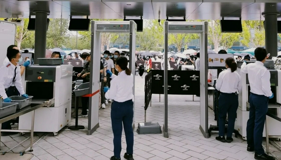 内测日等待入园的游客