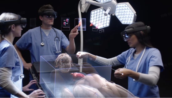 Hololens面向开发者和企业级用户，比如在医疗场景可辅助手术 　　图源：Microsoft官方视频