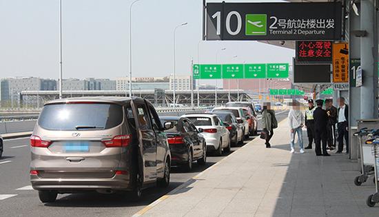 4月3日，上海交通执法部门开展了代号为“天网2号”的网约车非法客运专项整治行动。图由上海市交通委执法总队提供。