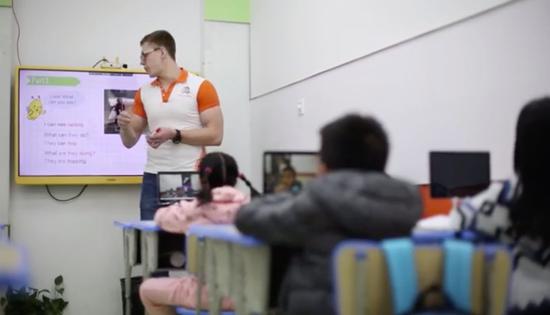 昂立少儿的试点教室里,每张桌上都立着一个iPad,通过前置摄像头实时拍摄学生。| 图片来源:昂立教育AI助教系统技术演示视频