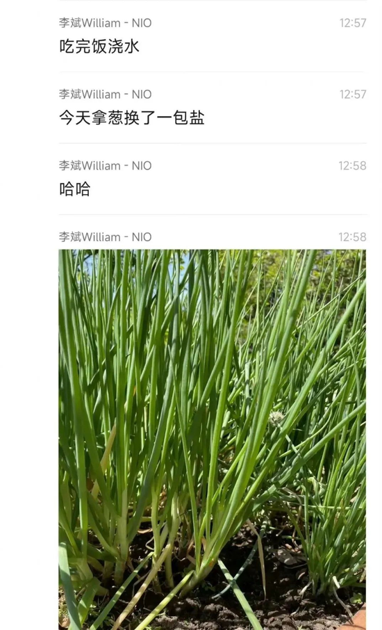 （疫情中，李斌拿自己种的葱换了一包盐  图源：网络）