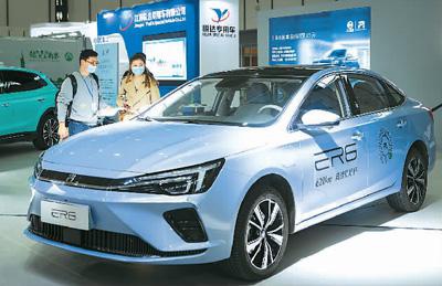4月7日,参观者在2021第七届中国(南京)国际新能源汽车与专用车辆展览会上了解一款新能源汽车。 苏阳 摄(人民视觉)