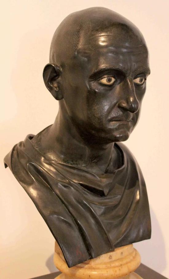 [图2]公元前1世纪罗马青铜雕塑，西庀阿·阿非利加努斯，现陈列于意大利拿波里国立考古博物馆。（图片来源：维基百科）