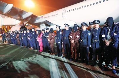 191名犯罪嫌疑人押送至郑州新郑国际机场,押解人员给每一名犯罪嫌疑人员换上棉衣后下机。 大河报 图