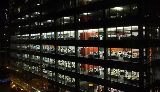 “扛不住，就撤退，以前不敢辞职，现在是不敢死。”