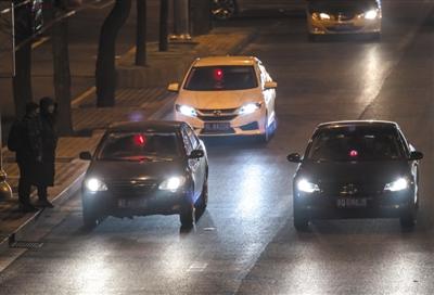 12月24日晚，在三里屯工人体育场北路附近，多辆黑车亮起条状彩灯、摇下车窗揽客。而有些黑车司机则较谨慎，看到在路边停留的行人会低声搭讪，以此拉客。
