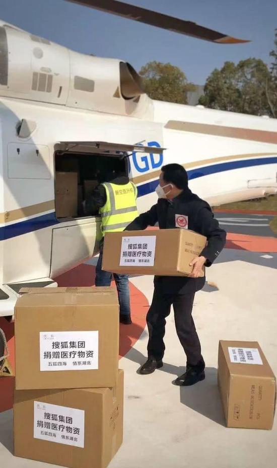 (从上海用直升机空运口罩到黄冈等地)