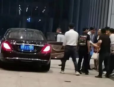 ▲雷军夜访长城汽车（图片源自网络）