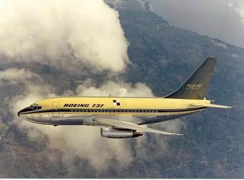 早期的波音737-100型飞机