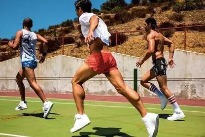 △&nbsp;Grindr旗下的服装品牌图The Varsity Collectio广告图