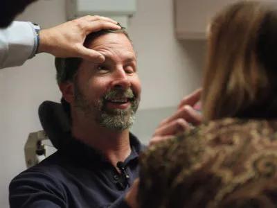 术后刚摘下绷带时，May 第一次