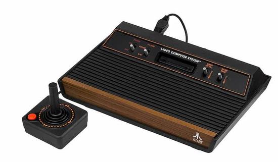 图6：Atari 2600 家用游戏机，1977年。