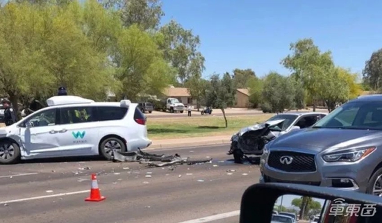 ▲Waymo自动驾驶汽车被其他社会车辆追尾事故