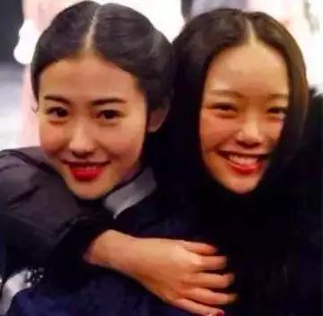 △后来撕得昏天黑地的豆瓣上古女神晚晚和张辛苑,也曾有过这样的甜蜜拥抱。