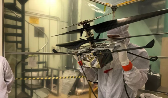 正在测试中的火星直升机，图片来源：NASA