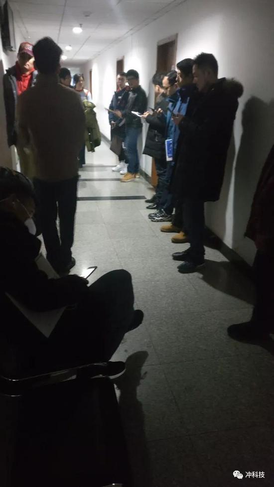 原告等待入庭&nbsp;&nbsp;图/冲科技摄