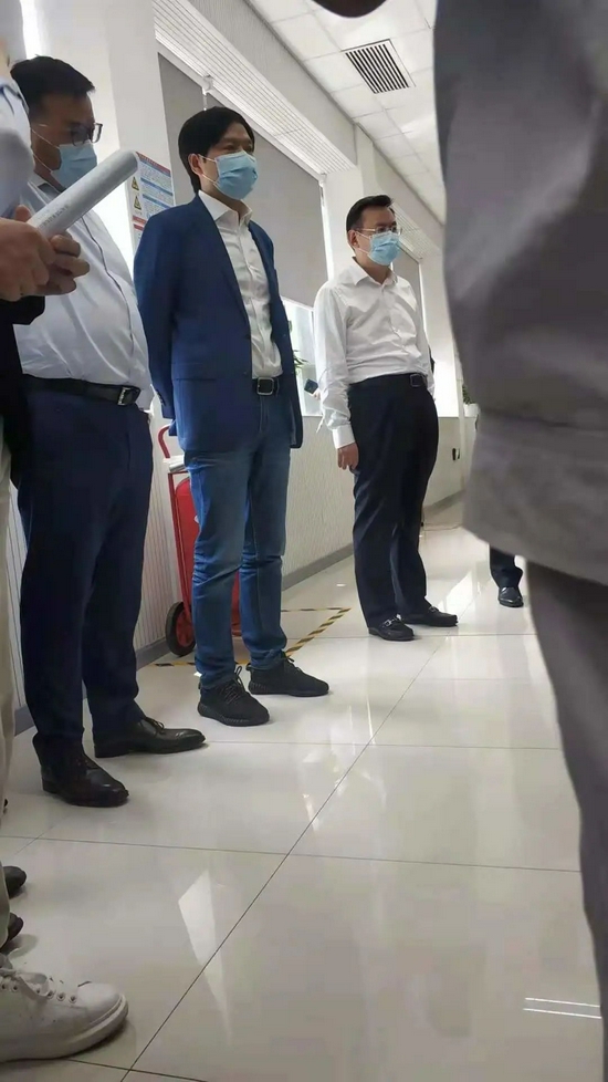 ▲雷军参观东风技术中心（图片源自网络）