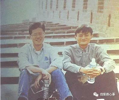1997年，马云陪同杨致远爬长城