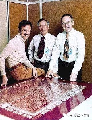 图内左起：Andy Grove, Robert Noyce, and Gordon Moore