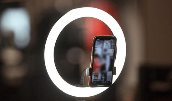 代播服务商们正因为成本、竞争等缘由,或将成为
热烈的直播产业链中的第一批出局者 。