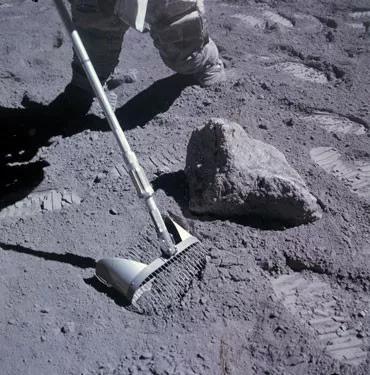 图2： 1972年阿波罗16，在月球上用耙子刨月的美国农民）