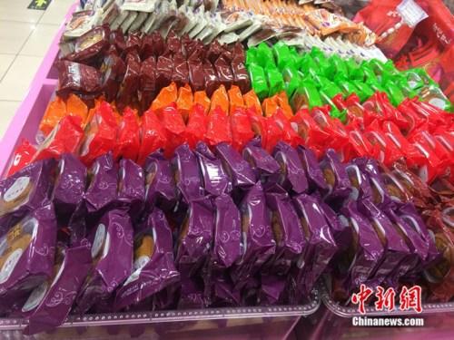 资料图：北京西城区某超市销售的散装月饼。中新网 邱宇 摄