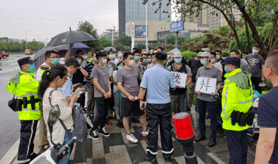 拜腾去年6月被员工维权，图源未来汽车日报