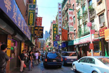 美国曼哈顿唐人街的街市布局与曼哈顿其他地区的布局截然不同 充满了中国“复杂”的特色 图片来源：维基百科