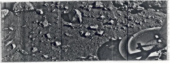 第一张在火星表面拍摄的照片。1976年7月20日，海盗1号在着陆几分钟后拍摄然后传回。来源：NASA/JPL-Caltech