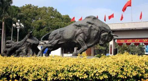 位于深圳市委门前的拓荒牛，代表着深圳精神