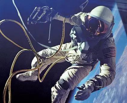 使用脐带式生命保障系统进行太空行走的航天员爱德华·怀特