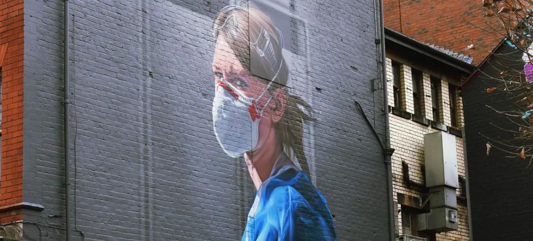 英国曼彻斯特的一幅壁画描绘的一位护士 Unsplash/Matthew Waring