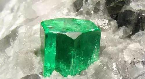 3-天然绿色蓝宝石单晶,为自形晶(图片来源:百度图片)