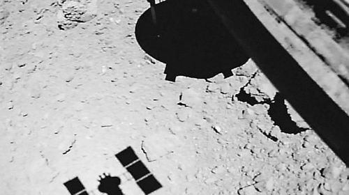 隼鸟2号探测器在一次降落彩排中拍摄到自己的影子。图片来源:JAXA