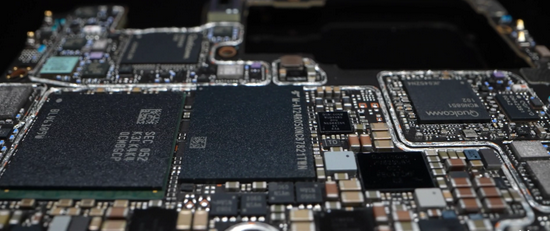 ▲小米11 Ultra手机内部密集排布的各类芯片和电子元器件