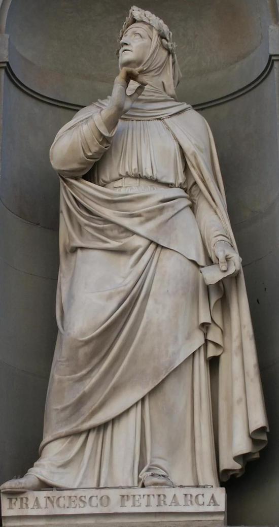 [图1] 彼得拉克，大理石雕塑，19世纪制作，现陈列于乌菲齐博物馆墙上壁龛内。（图片来源：维基百科）